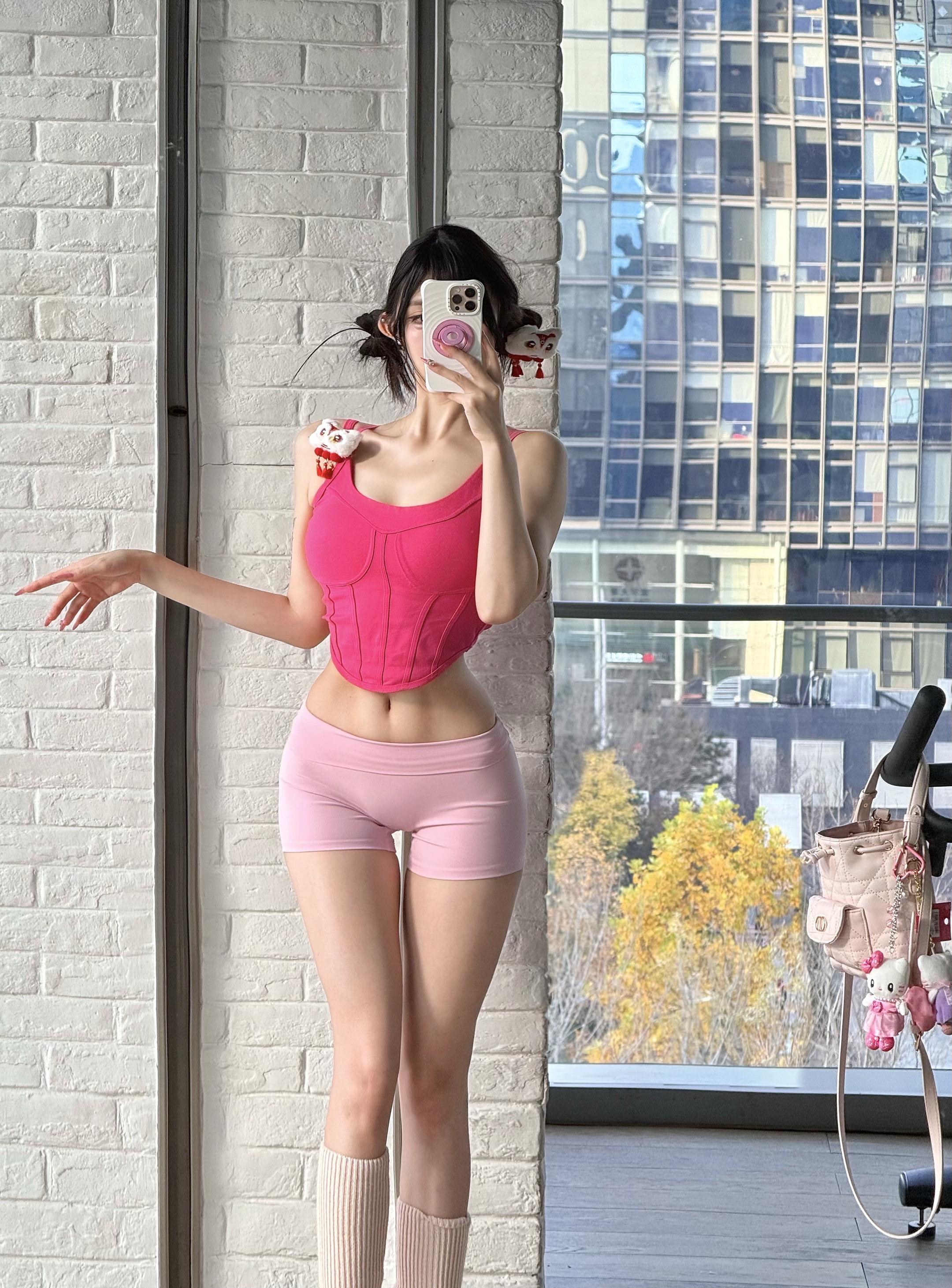 有时候往天上一看，和16岁的没区别。于是我一直看着天，不看这个世界