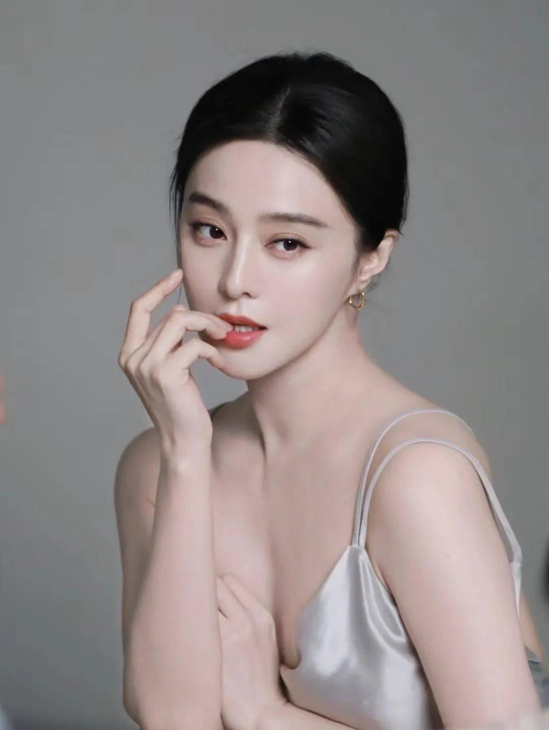 这个人今年也45岁了，淡出内地影视圈也有8年。8年前被追缴和罚税8个亿，应该不至