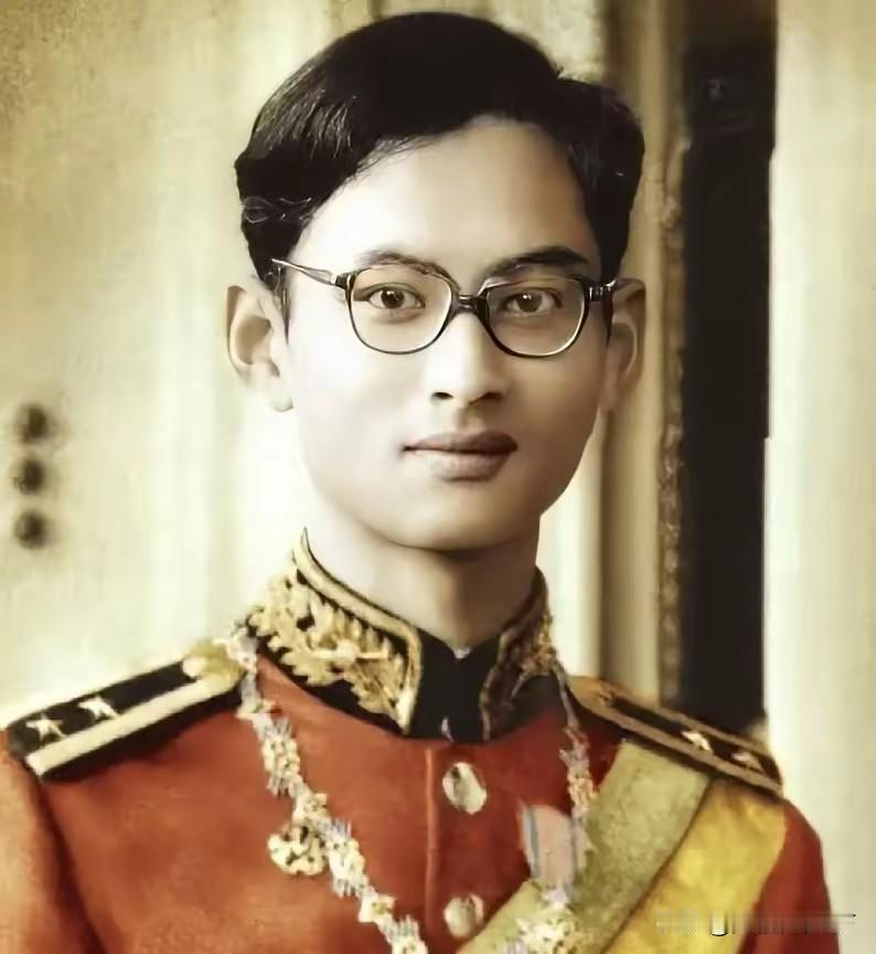 年轻时候的拉玛九世国王样貌清俊文雅，戴着眼镜自带温润书卷气，一身王室礼服衬得身姿