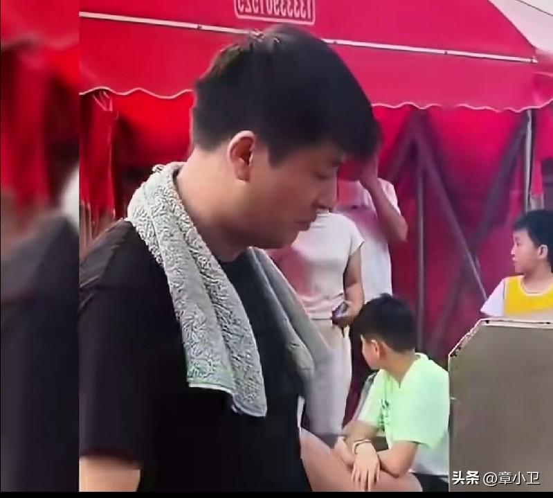 河南又现张雪峰！
不光长的像，年龄一样大（84年），名字最后一个字也是“峰”，姓