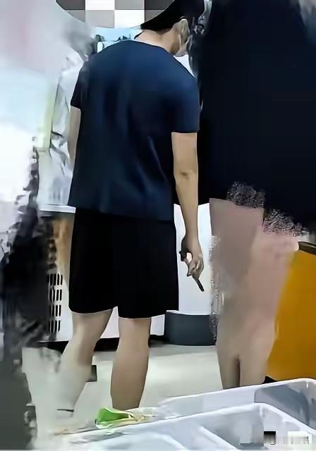 看了南京研究生被开除的通报，真的既离谱又惋惜。
​​寒窗苦读二十多年，熬了无数个