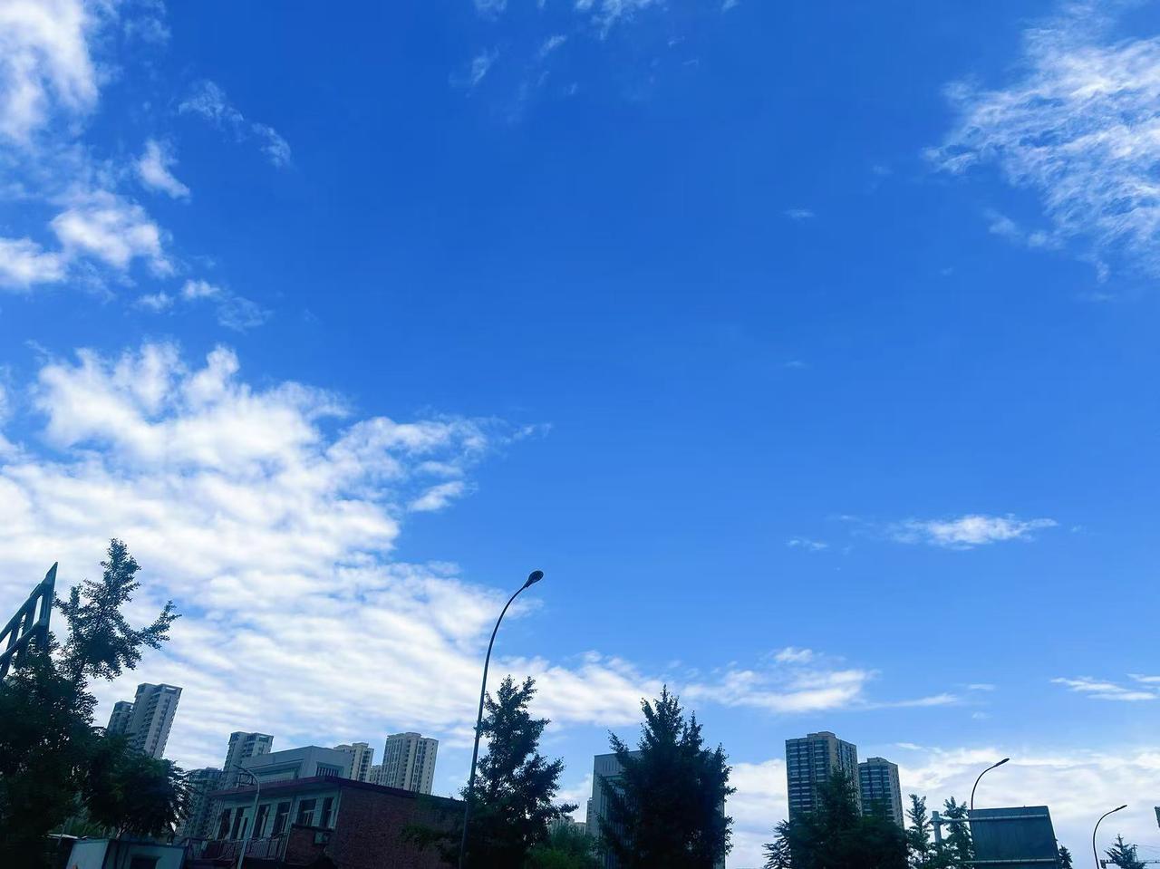 蓝天白云，不一定是晴空万里，也可以是在下雨，雨天的天空真的很好看。