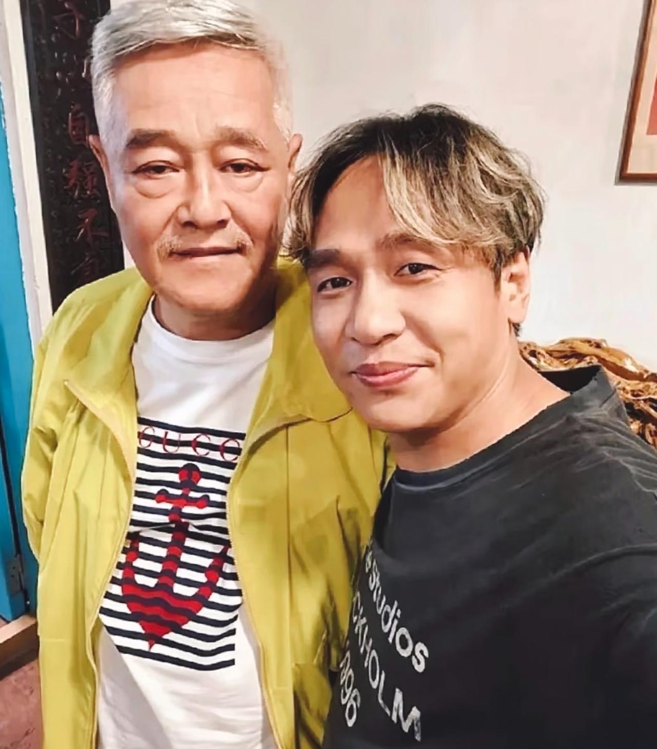 翻到了赵半山与徒弟宋小宝的珍贵合影，令人诧异的是宋小宝的私下颜值并不低。

肤色