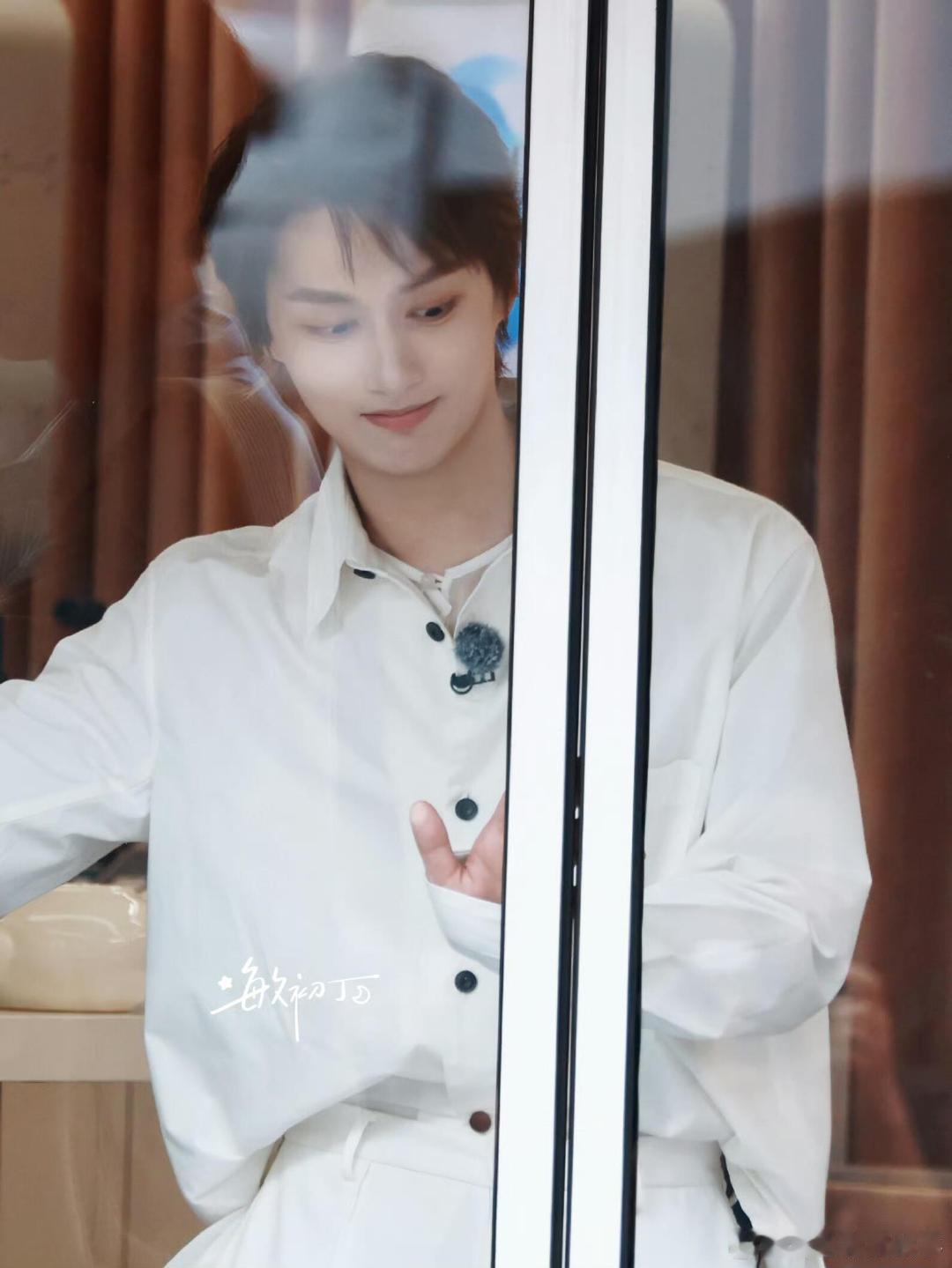 文俊辉上班有的是力气和手段 搬货靠力气冲锋，翻译靠能力hold住，补货靠热情支撑