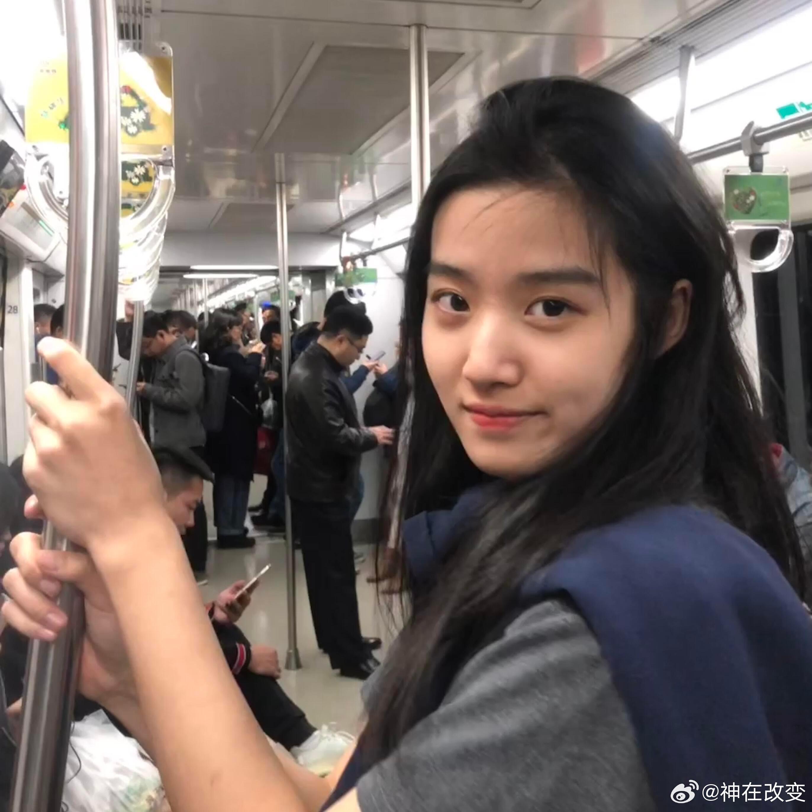 卢昱晓[超话]  卢昱晓头像｜胶片｜生命力卢昱晓｜ ​​​