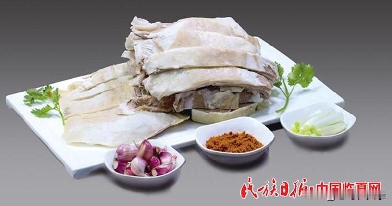 在兰州吃手抓，羊肋条和羊脖子确实是大家的心头好。
羊肋条肉质鲜嫩多汁，肥瘦相间，