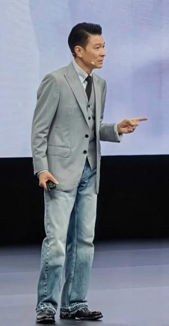 我敢说，西装、牛仔裤配皮鞋的穿搭，真的只有老一辈港星才能穿出他的帅了。9 月 7