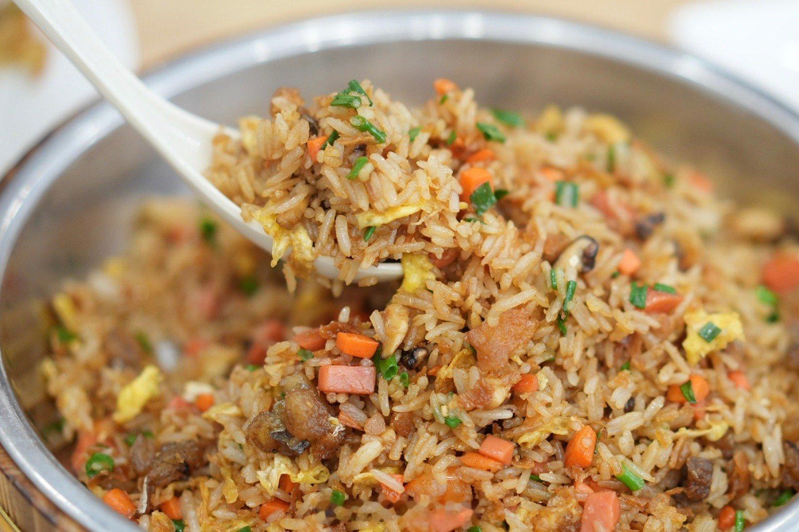 在雁荡山吃到了带鱼炒饭！带鱼去骨压碎煎得焦香，再拿来炒长长的香米！（如果没有香菇