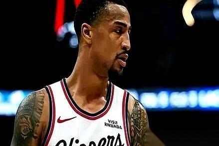 我跟你说个事儿，你可能不信。
一个两米多的大中锋，无人防守，咣一下跳起来要扣篮。