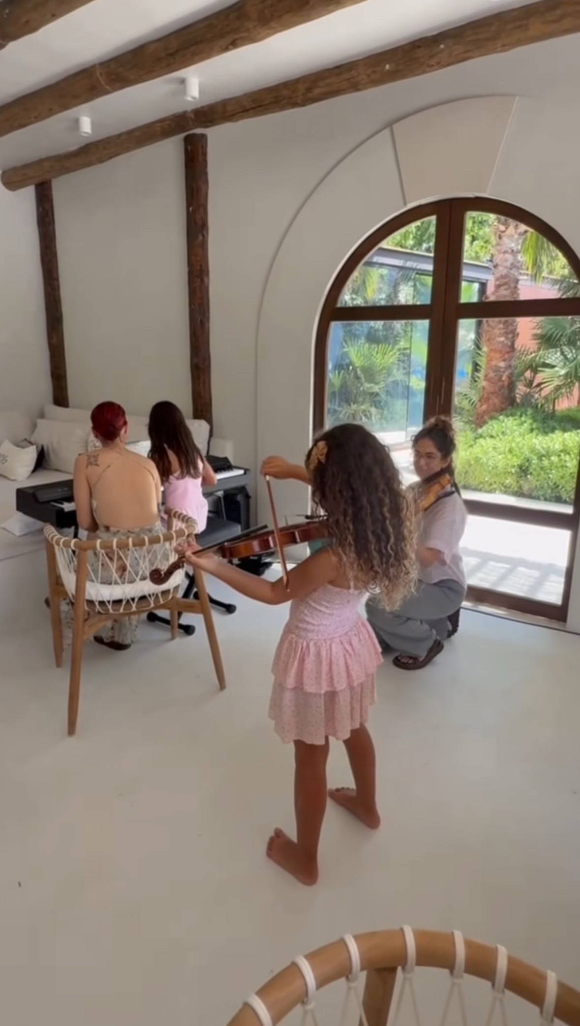 eva和alana学琴🫶一起合奏了卡农，这个年纪就开始学长大了会有很好的音准！