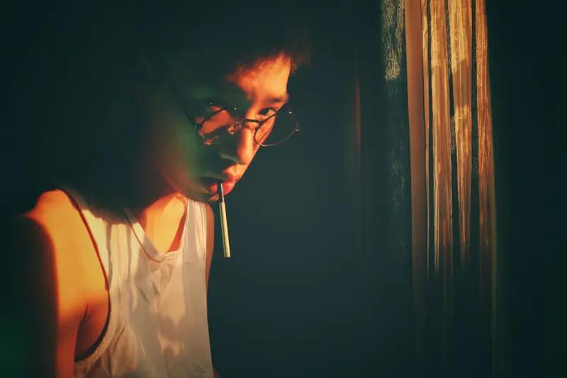 王家卫的“墨镜”碎了，这事儿闹得可不小。10月底青年编剧古二曝光的录音，把王家卫