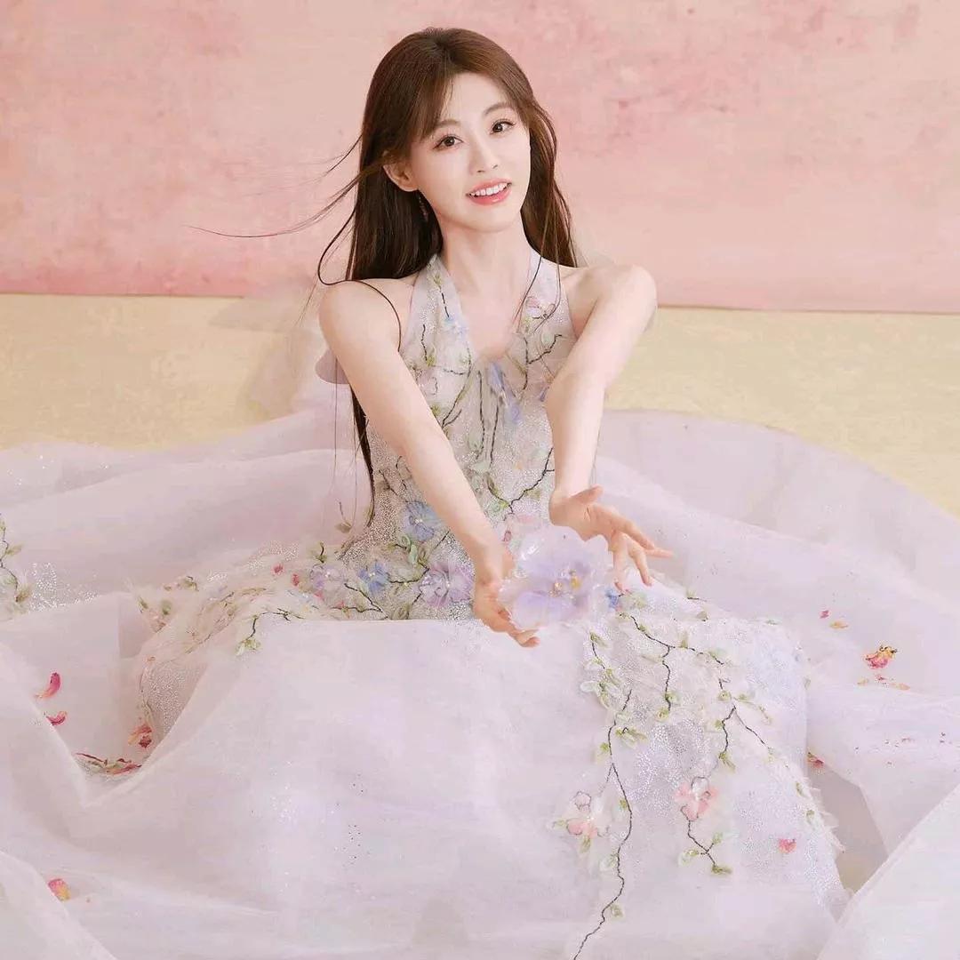 梦幻花海仙子，轻盈纱裙飘逸仙女粉长裙 粉裙花海 花海小仙女 梦幻纱裙公主 紫裙仙