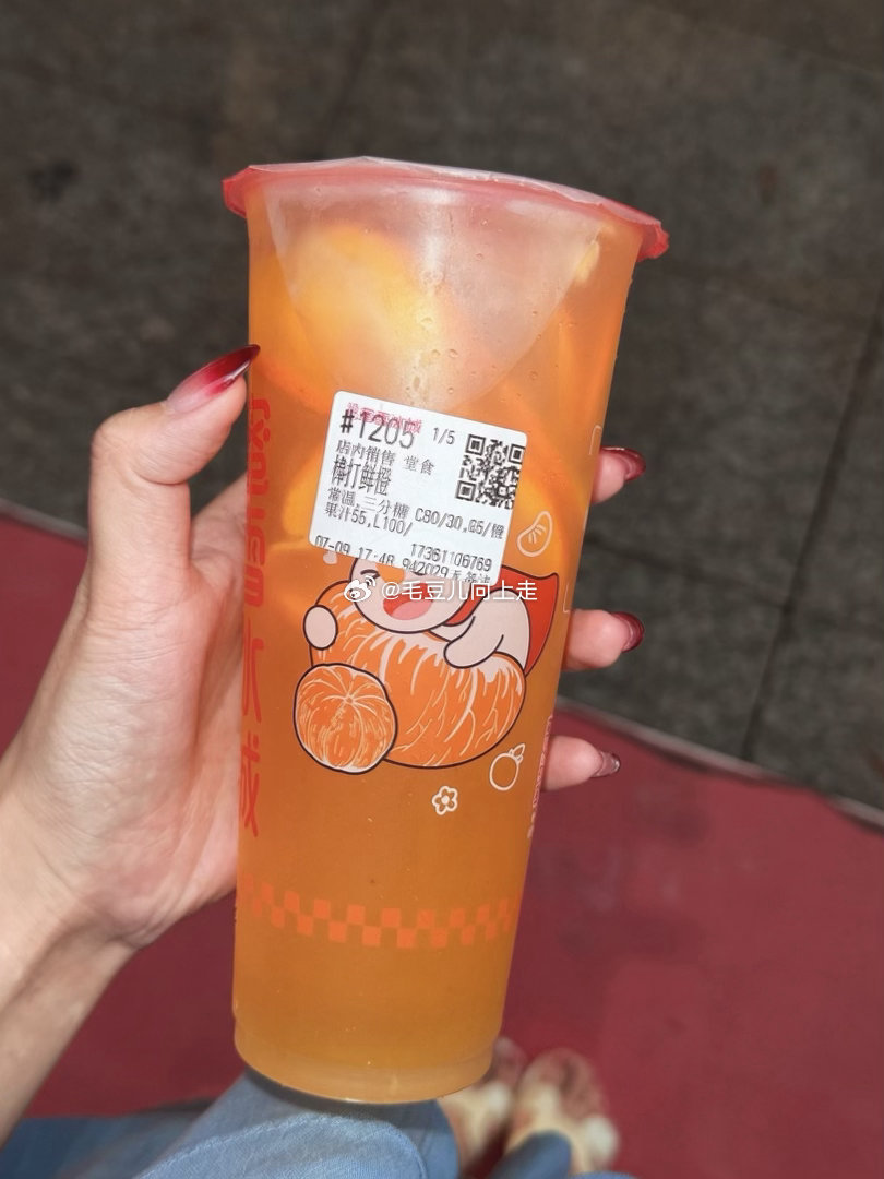儿子 这个天气妈对你的爱只能撑到楼下本来说去接你的，太热了还是买杯甜橙上楼了… 