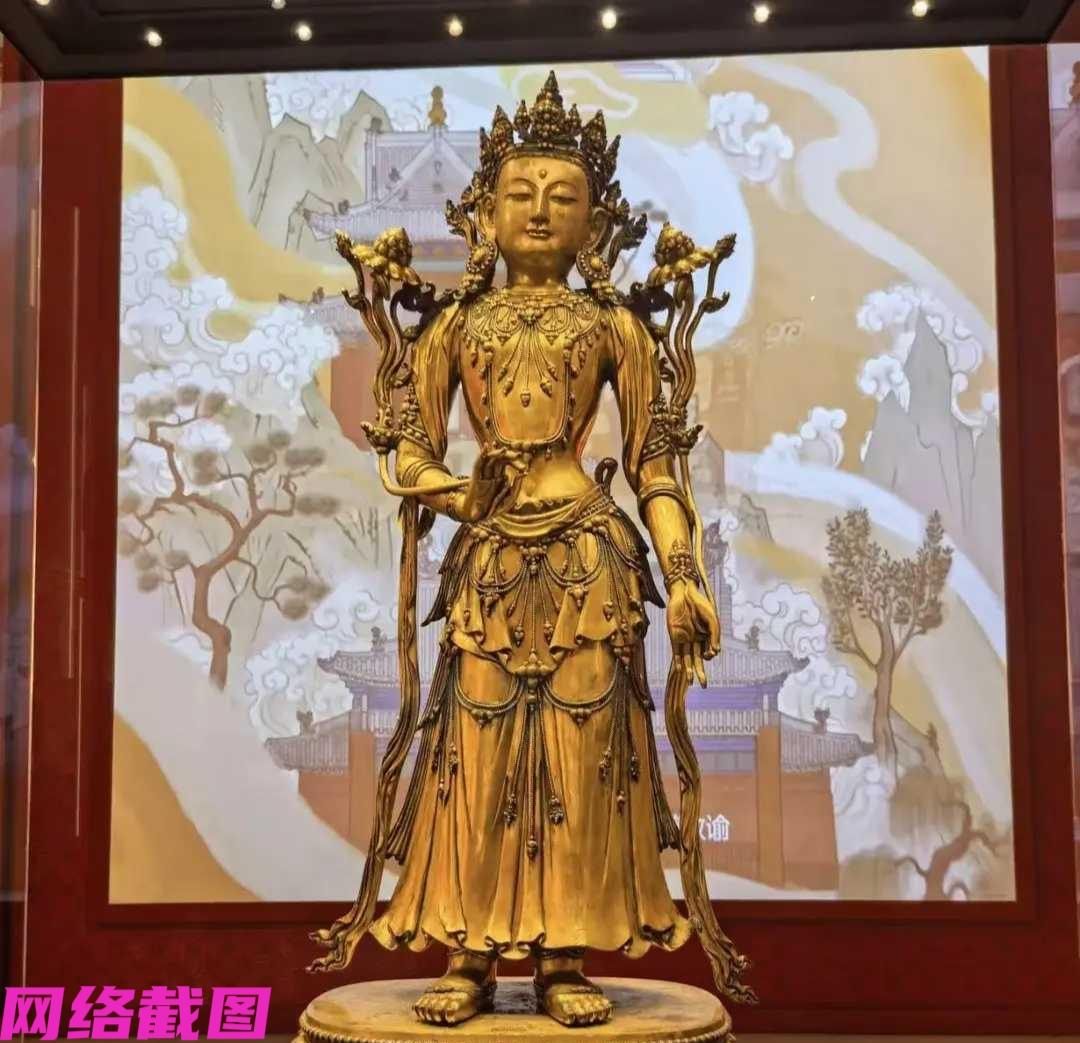某美术馆内有人看到馆内展品一尊观音菩萨像，可在菩萨像裙摆的地方一眼看到TCL标志
