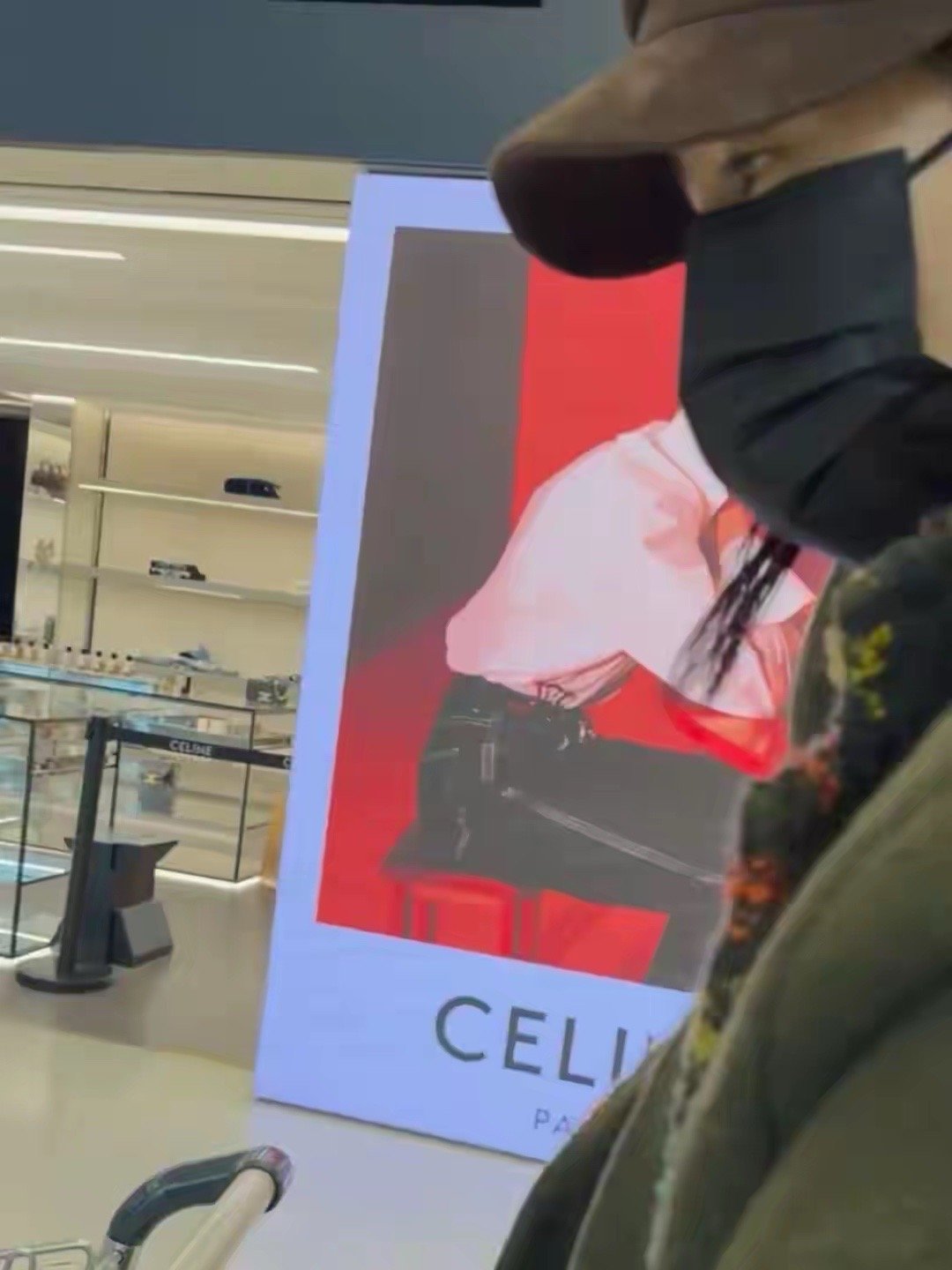 谢娜“护夫”后现身机场，买香薰蜡烛，和粉丝热聊合影，心情不错 