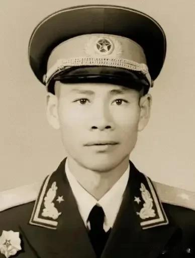 热电厂煤灰堆里藏老首长，副军长视察途中突然立正敬礼，厂长当场看呆了
 
1969