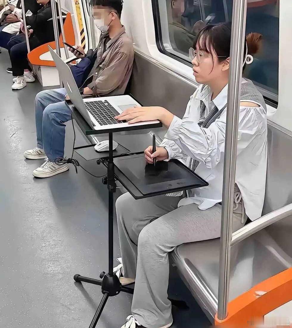 你们说这样的人，年薪大概是多少？现代打工人 职场 ​​​