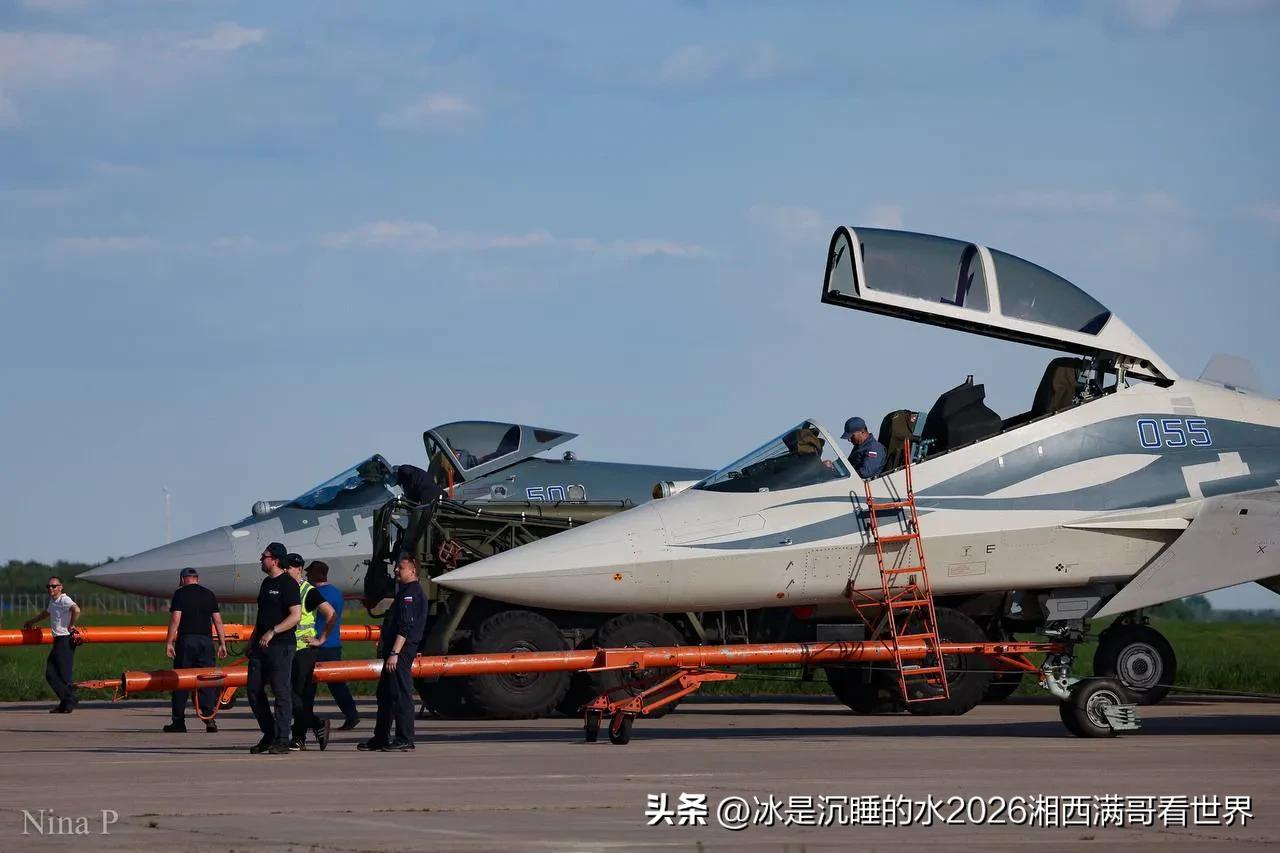 转发分享一张俄罗斯空天军最新式苏-57单座型与双座型同框的精彩靓图。由此可见，单