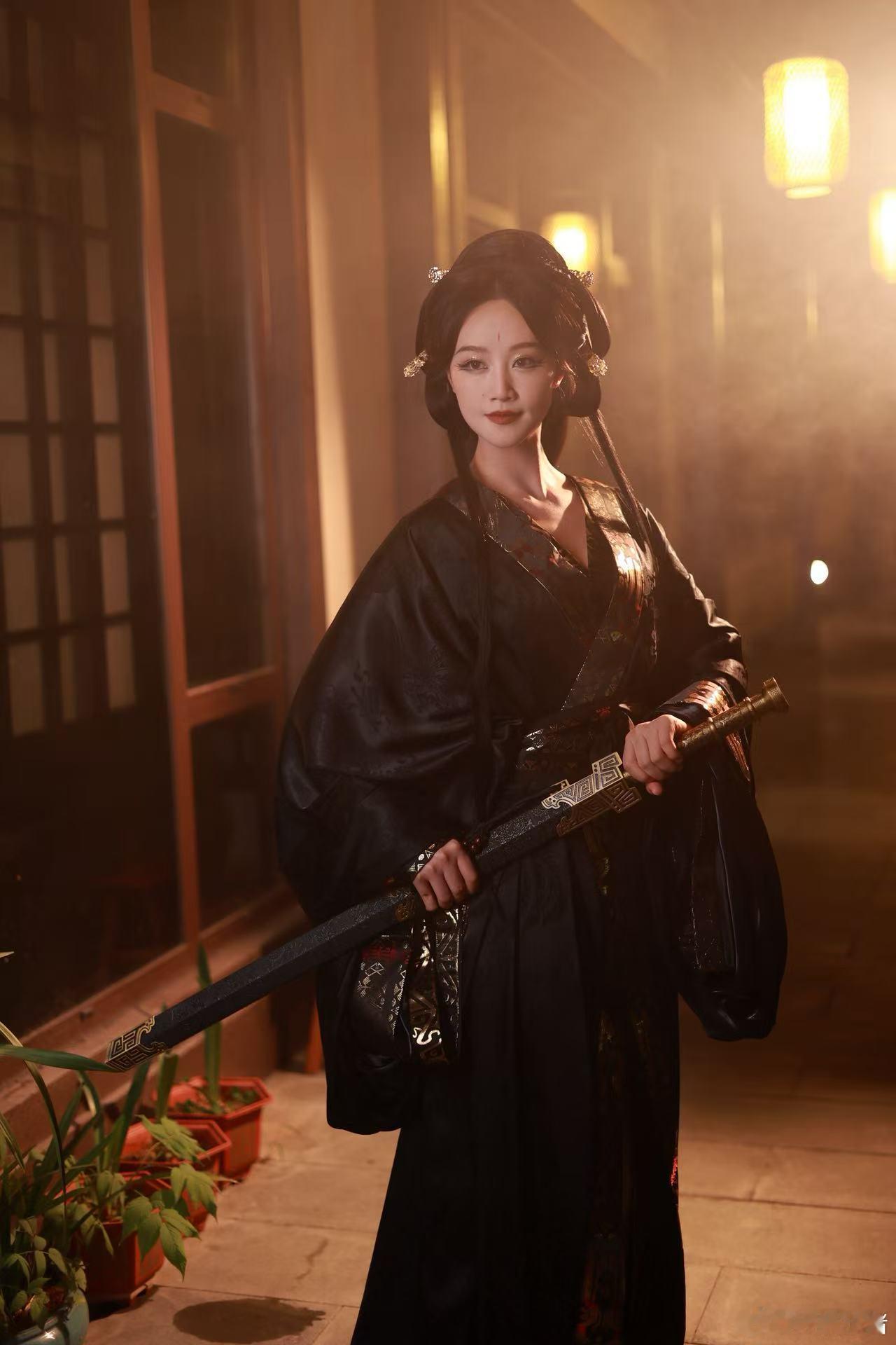 华天崎给蓝盈莹化的剑灵妆 蓝盈莹这剑灵妆，完美诠释了什么叫又美又飒，眼神仿佛藏着