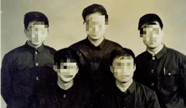 1970年，北京知青刘宝华下乡至陕北米脂县，与当地姑娘马凤兰相恋。时代所限，两人