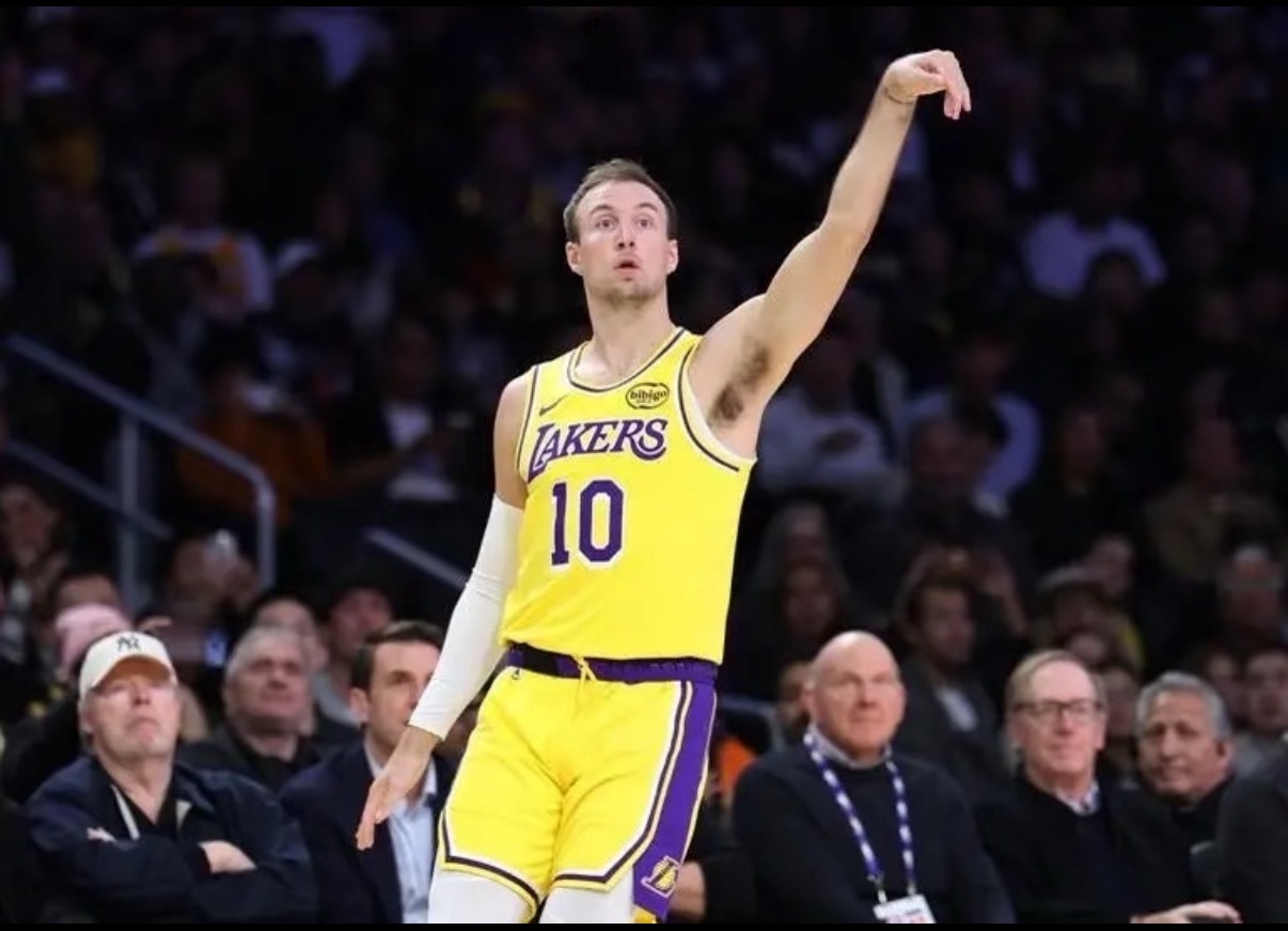 湖人战胜魔术湖人105-104险胜魔术，豪取9连胜！肯纳德终场前0.6秒三分绝杀