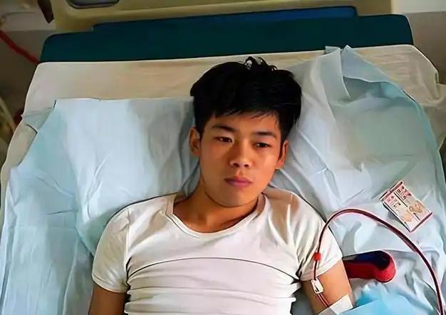 2011年4月。镜头如果能回放，不该对准大洋彼岸那个沸腾的发布会现场，而应该拉向