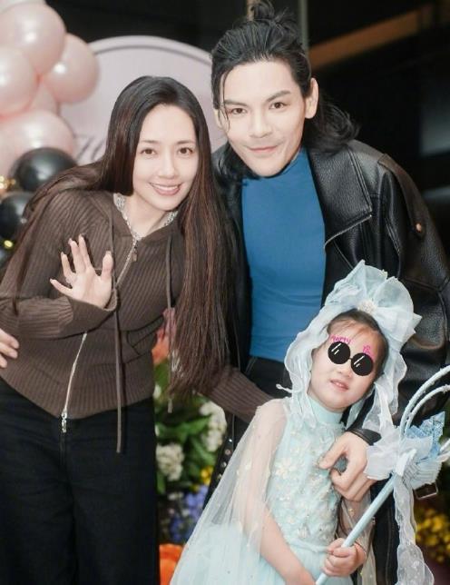 向佐为妈妈和郭碧婷庆生  向佐发文为妈妈向太陈岚与老婆郭碧婷庆生，才发现向太和郭