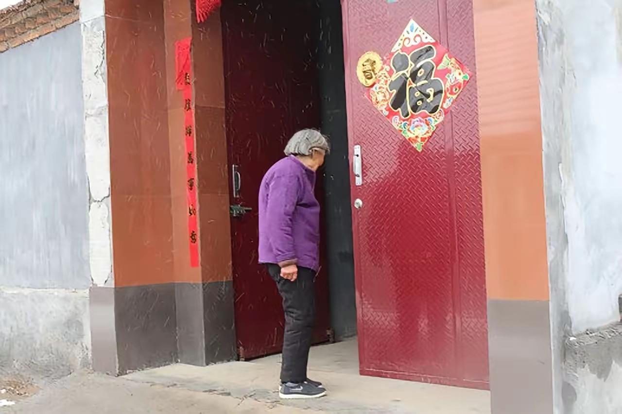73岁老人投奔儿子，被两个儿媳拒之门外
 
73岁的老人把全部150万拆迁款揣在