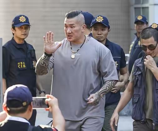 内蒙古包头，男子右脑出血，被家人送进医院，手术时，医生居然开左脑，后来发现错了，