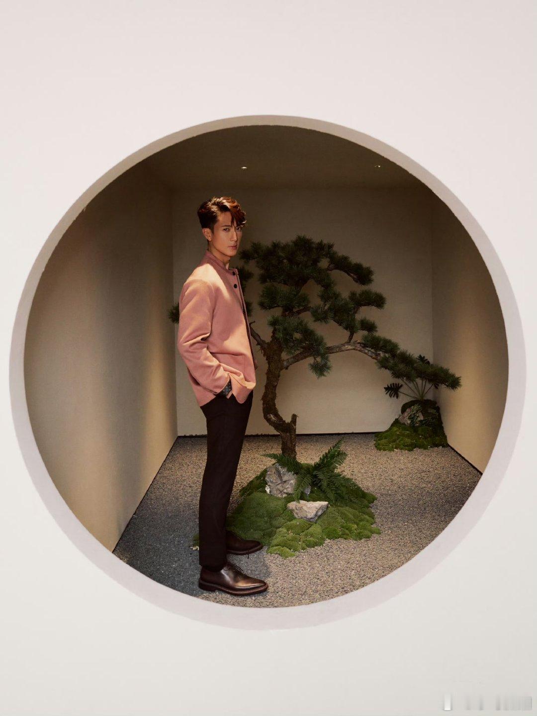 吴尊出发巴黎吴尊巴黎出发奔赴巴黎邂逅法式潮流，一身利落新中式穿搭气场十足，东方男