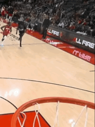 这伊森是真没必要，这下把人家饭碗也给砸了。当时奥科吉抢断后快速奔袭至对方篮下，伊