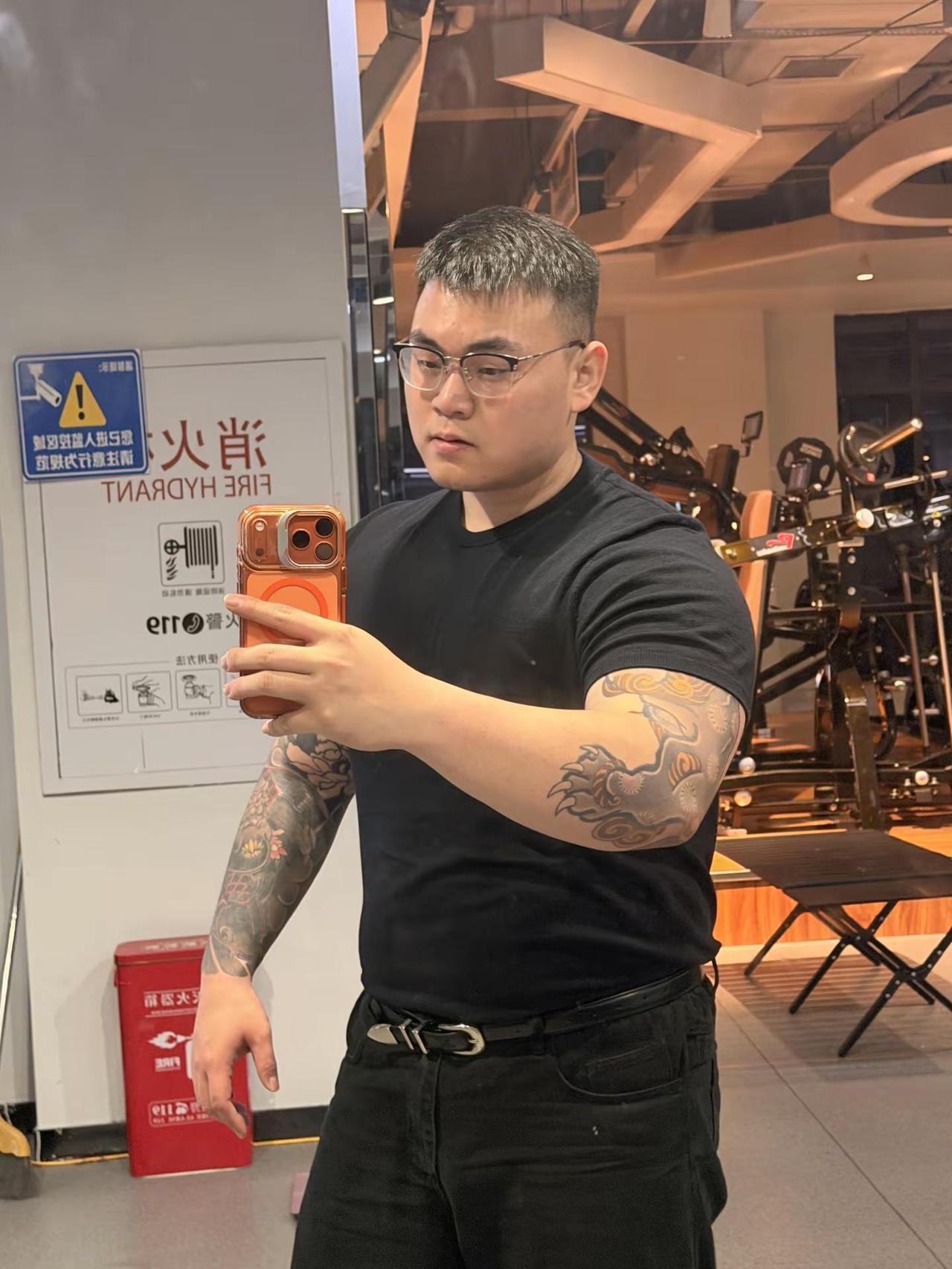 衣服穿得多了 还是纯色好看 头发染多了 还是黑色耐看 你见过越多的人 你就越清楚