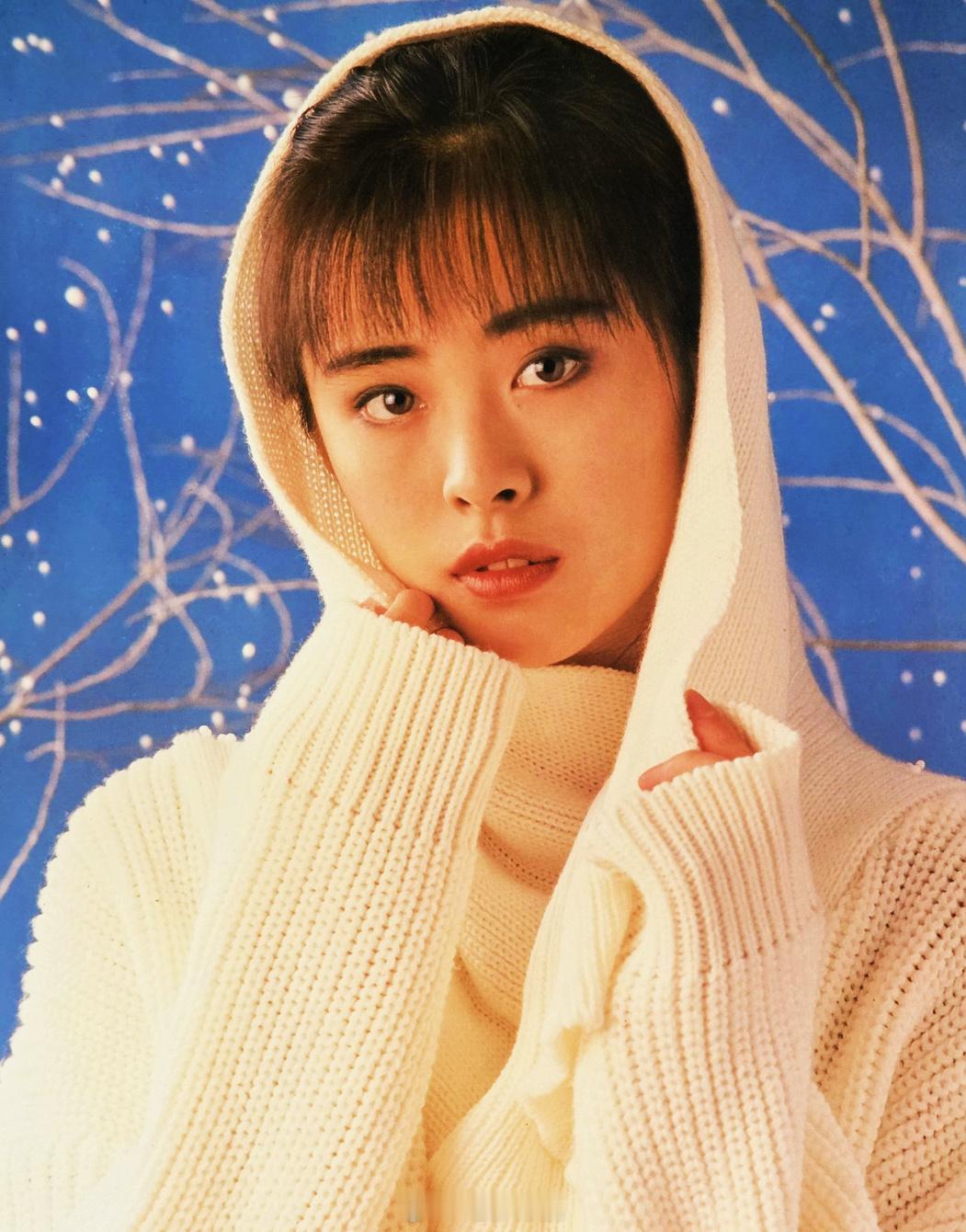 電影傳說扫描 1987年，冬，温俊锵拍摄的 王祖贤 。图一曾被港版和台版的不同期