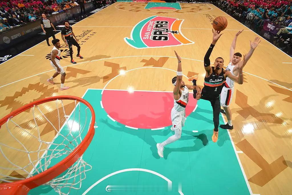 马刺擒开拓者1-0 文班35分杨瀚森登场阿夫迪亚30+10马刺战胜开拓者 网易体