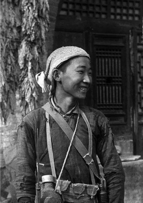 1942年7月12日，在河南南乐县东节村日军炮楼里，民夫刘六民怀揣一把菜刀，进入