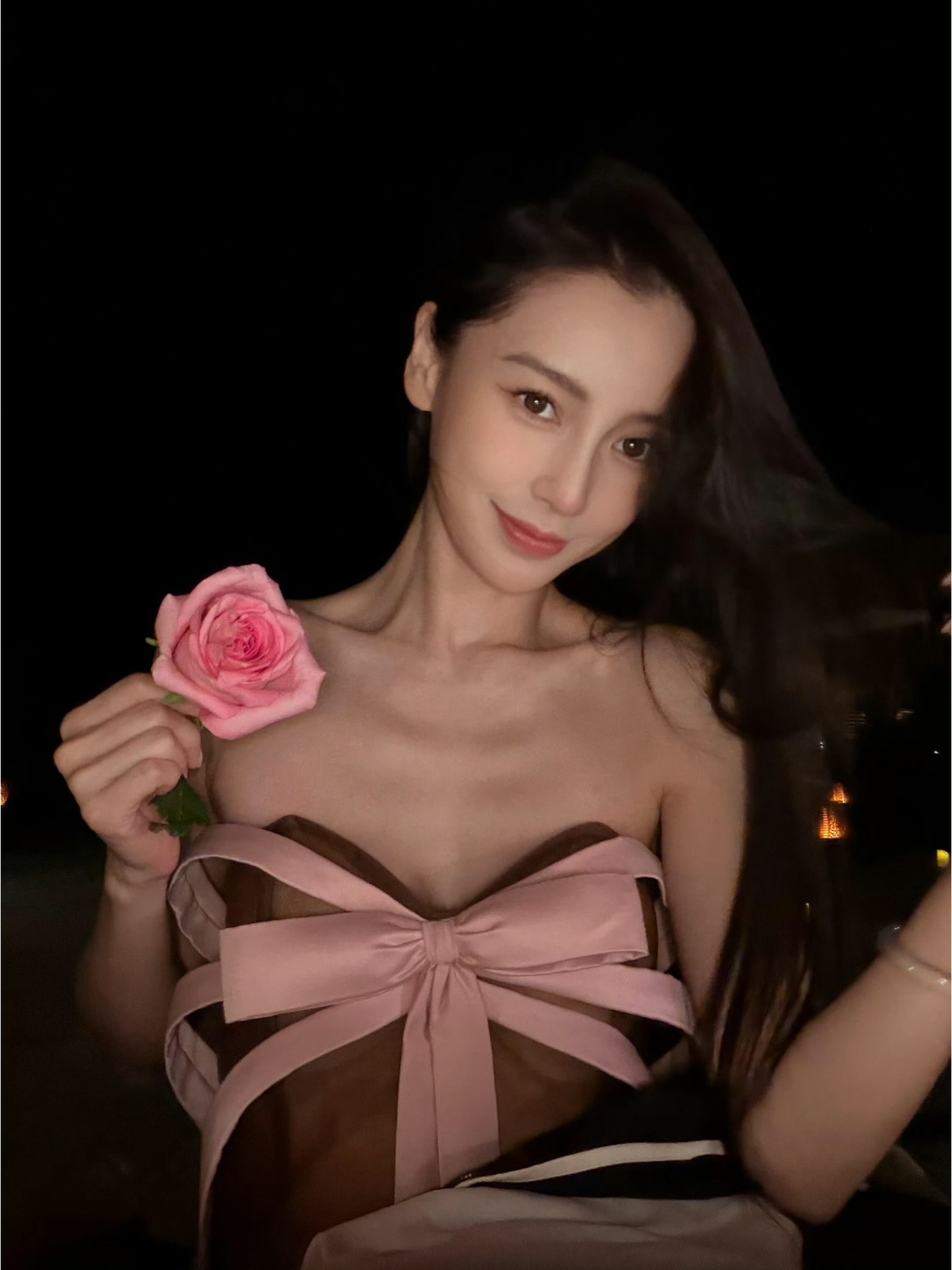 Angelababy拿玫瑰花自拍被Angelababy这组照片狠狠拿捏住！暗夜+