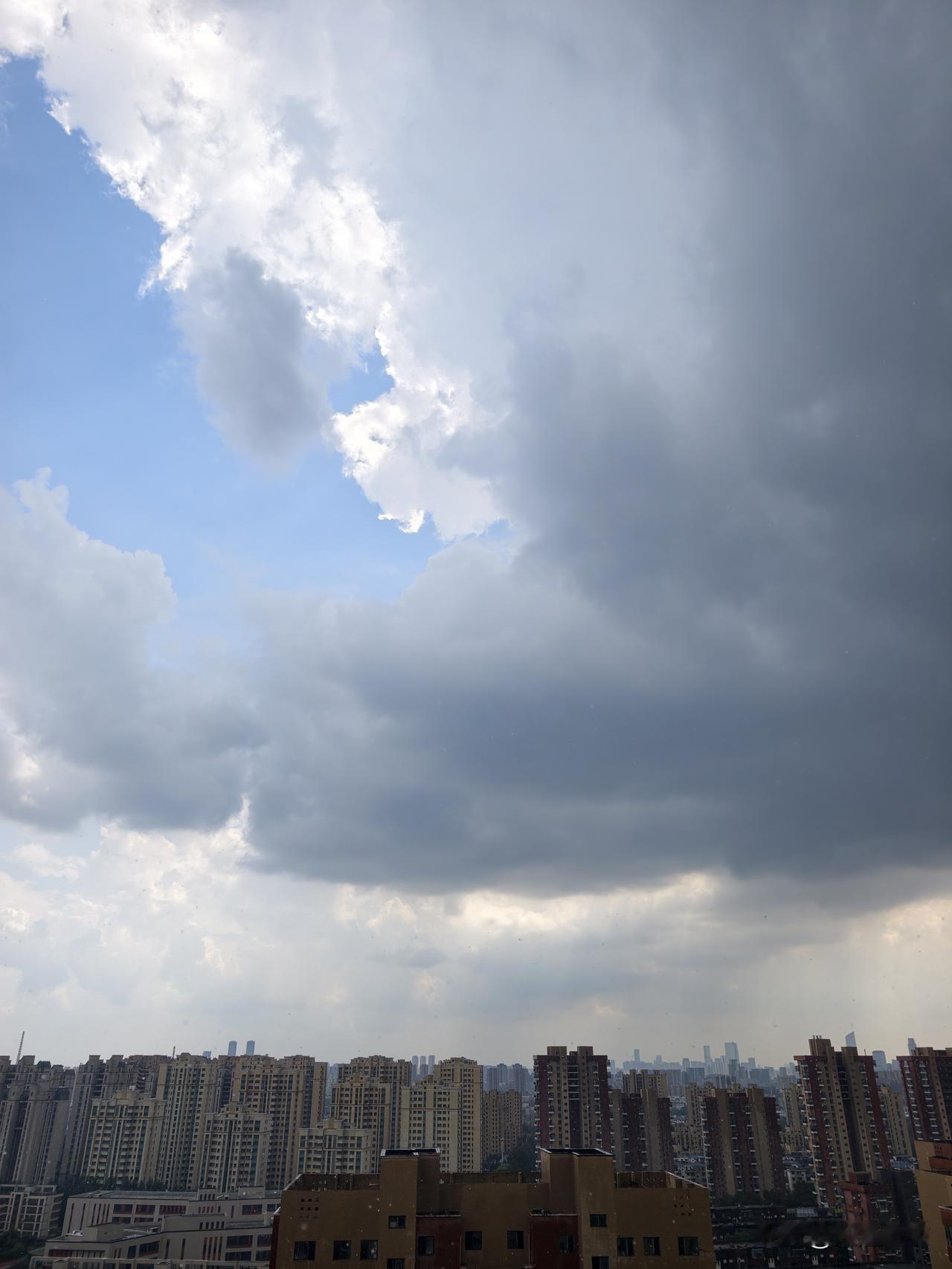 沈阳上演奇特天象！一边晴天，一边大雨…
 
今天沈阳的天气太有看点了，出现难得一