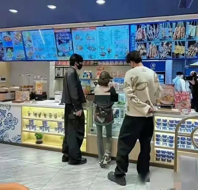 赵露思身高一米六一，体重也就七十来斤，看着瘦巴巴一小只。 
