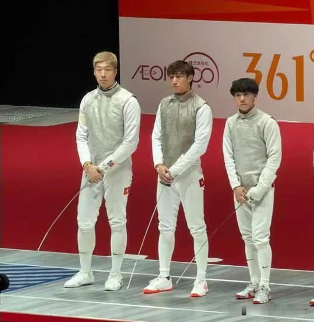 强烈建议击剑运动员上台不能摆这个姿势，晃眼一看还以为他们在小号。
    右一虽