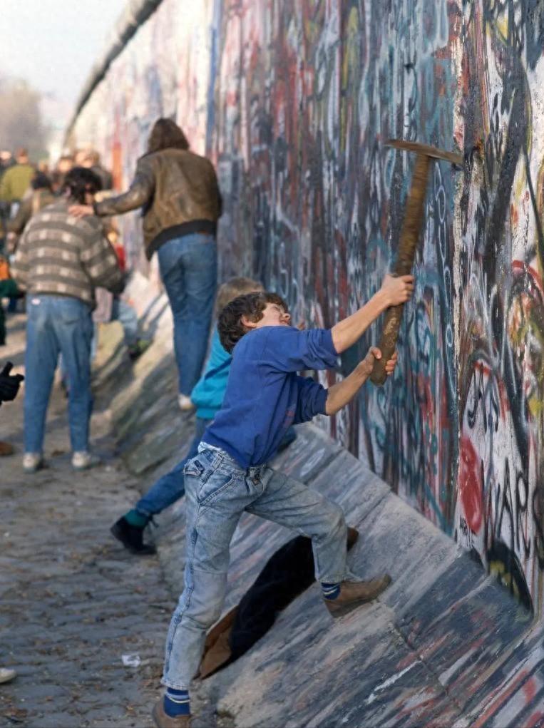 1990年，德国为了统一被迫放弃19万平方千米的土地，并写进宪法

1989年1