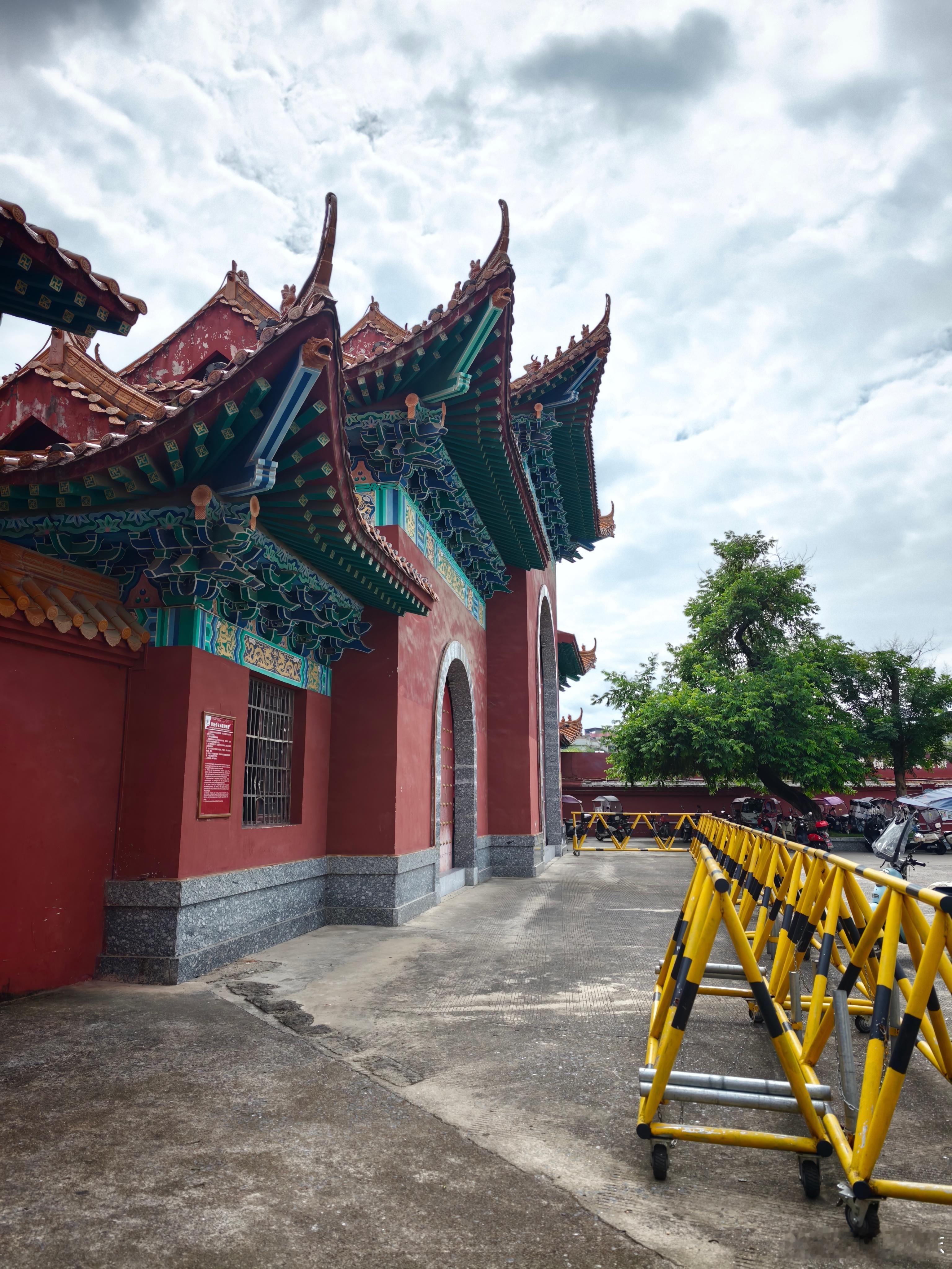 虔诚拜三拜实在没办法的时候只能上玄学我求观音娘娘求的很认真，不要下雨