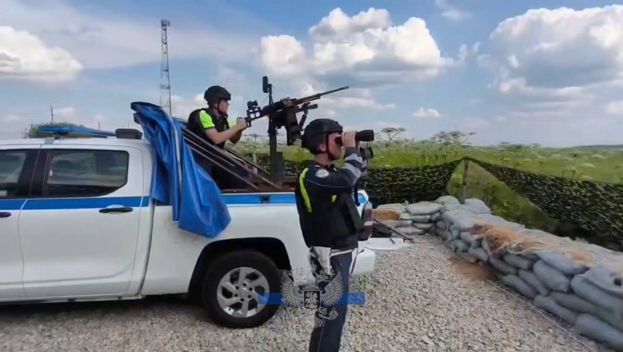 莫斯科交通警察局正在组织警员进行反无人机训练。图片中展示的是警员使用机关枪射击装