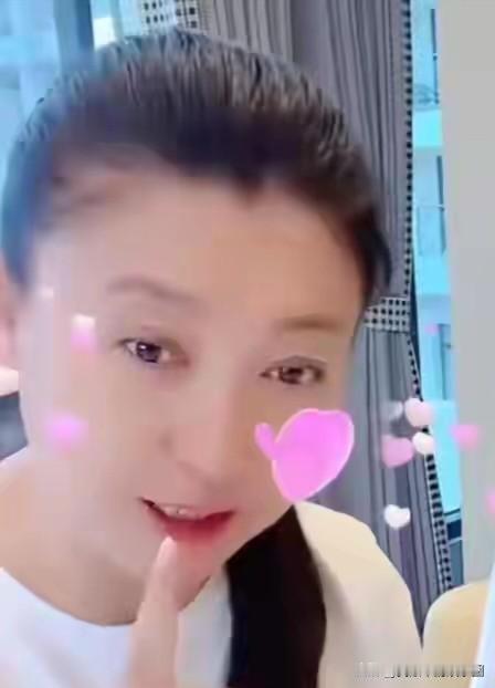 明星应慎言

为何影视演员闫学晶直播间看似平常的一番话，在网络上掀起狂风巨浪？这