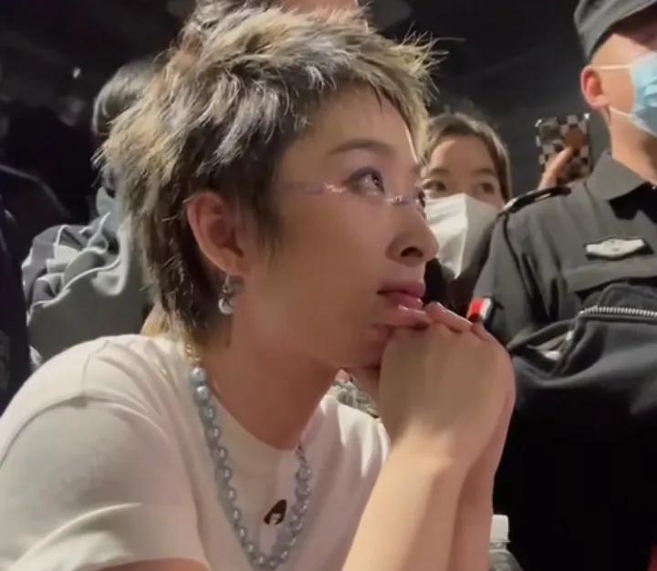 曾轶可，也太瞧得起自己了。

苏州演唱会被取消，主办方直接抛出原因，演唱会门票已