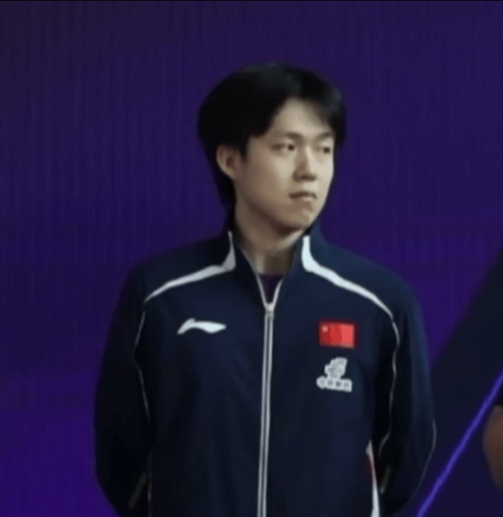 又上热搜了，只是一个浅浅的微笑。
真是自带流量体质，一个动作一个眼神，甚至一个浅