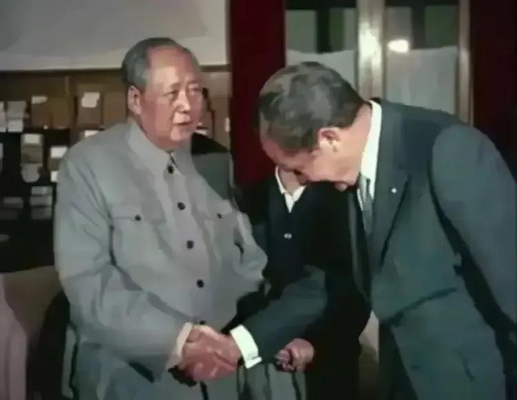 大家注意看，这是一张真实的照片，尼克松被毛主席接见时，他的姿势亮了。
后来​尼克