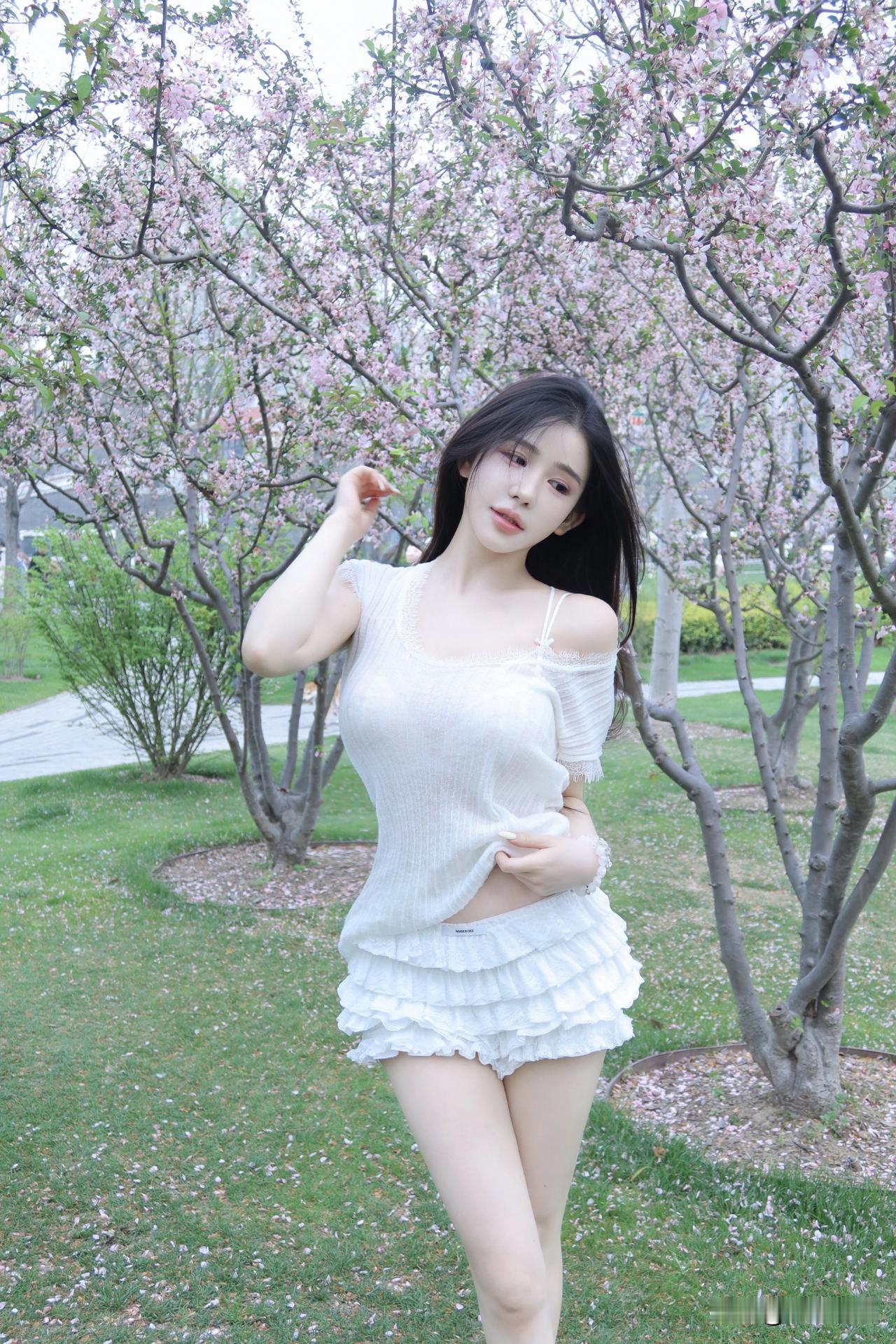 樱花季拍照，别再只会站着比耶了。分享一个很上镜的温柔系动作——“树下提摆轻撩发”
