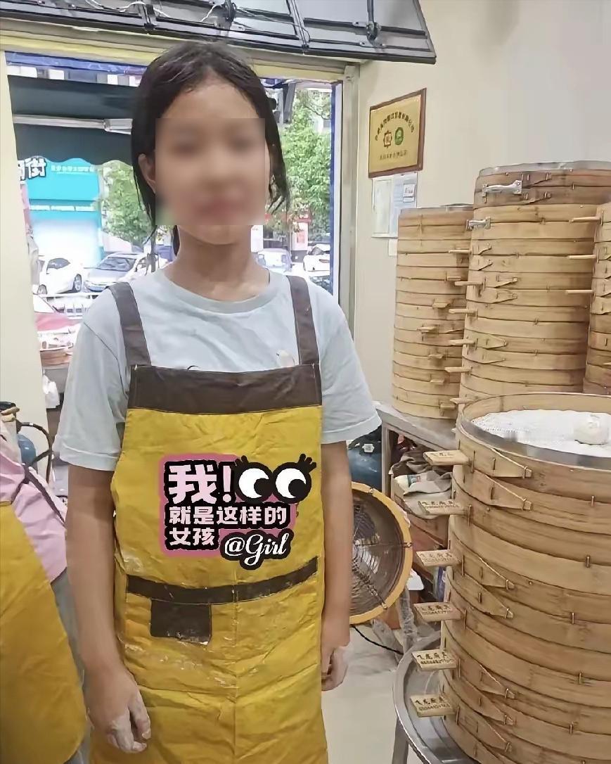 山东济南，一位大三女生在一家包子铺干了整整五十二天暑假工。结账那天，老板娘把工资