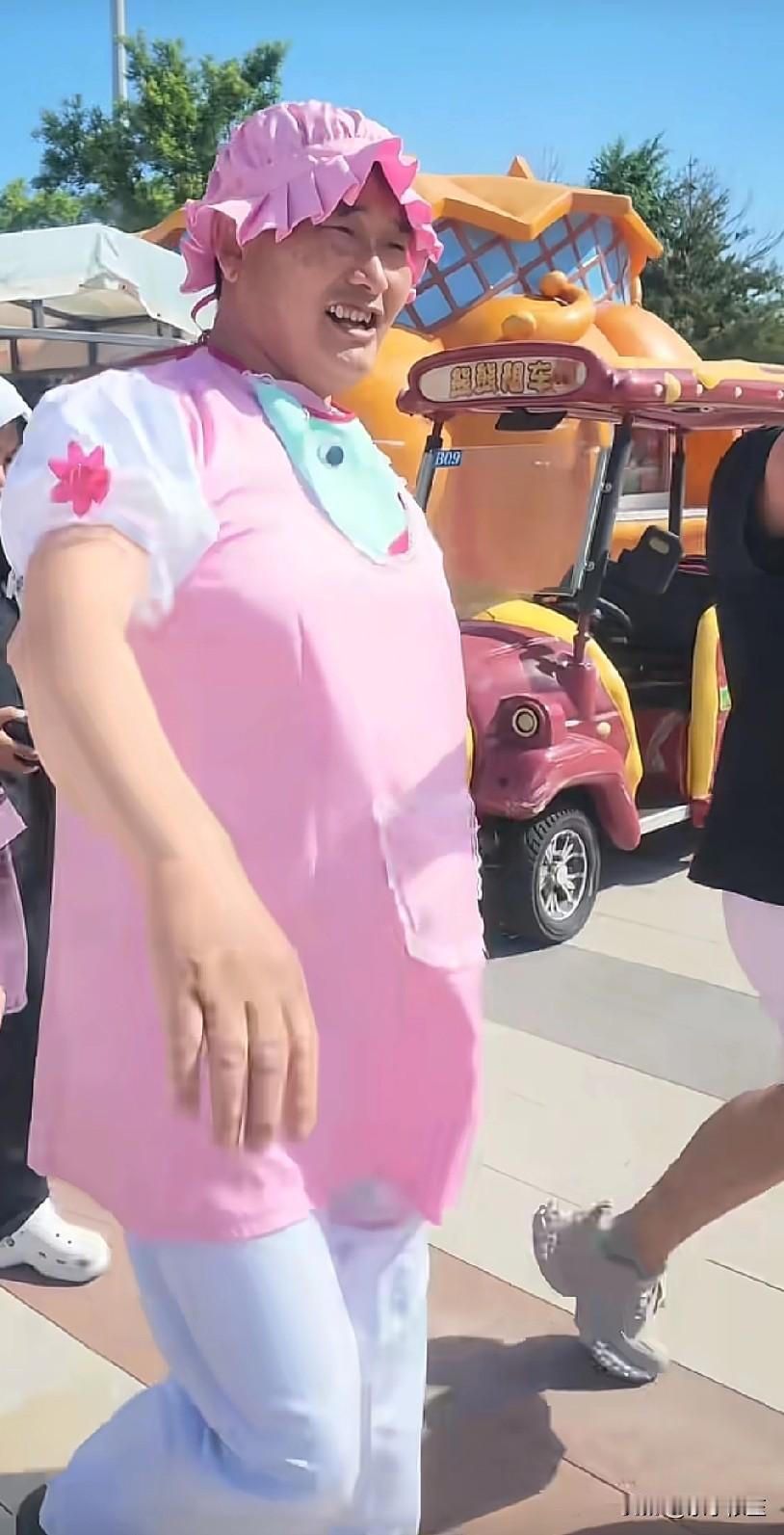 大衣哥：你好，我穿的这个不太好看，都是他们让我穿的！这穿的像个锤子这不太好看！[