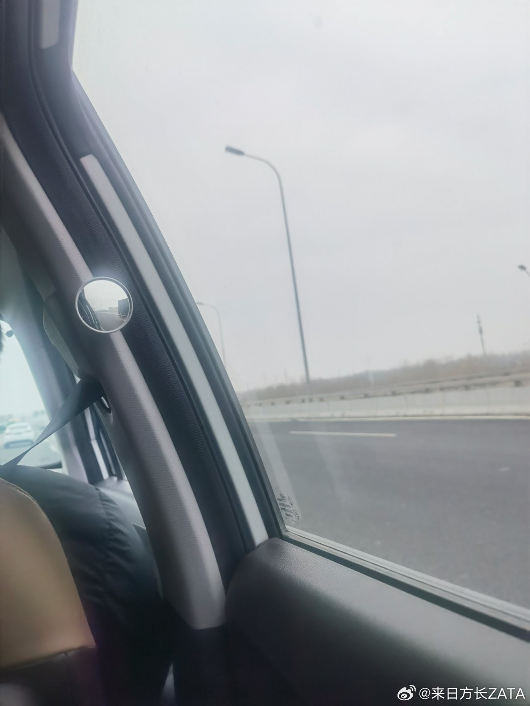 这个挺好的，后排人员也能观察到后侧情况。 